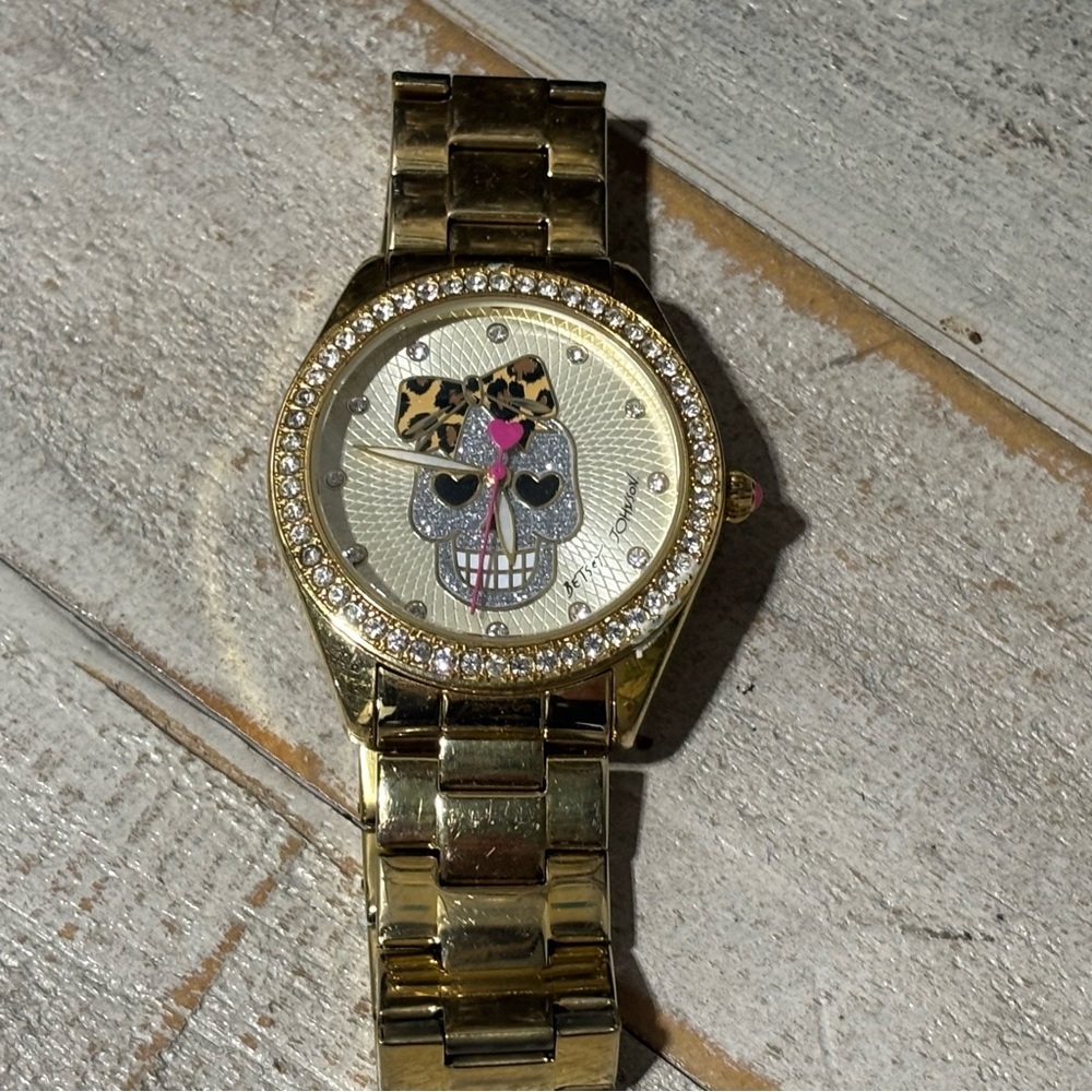 ❤️Betsey Johnson Gold Sugar Skull Watch - Picture 3 of 5
